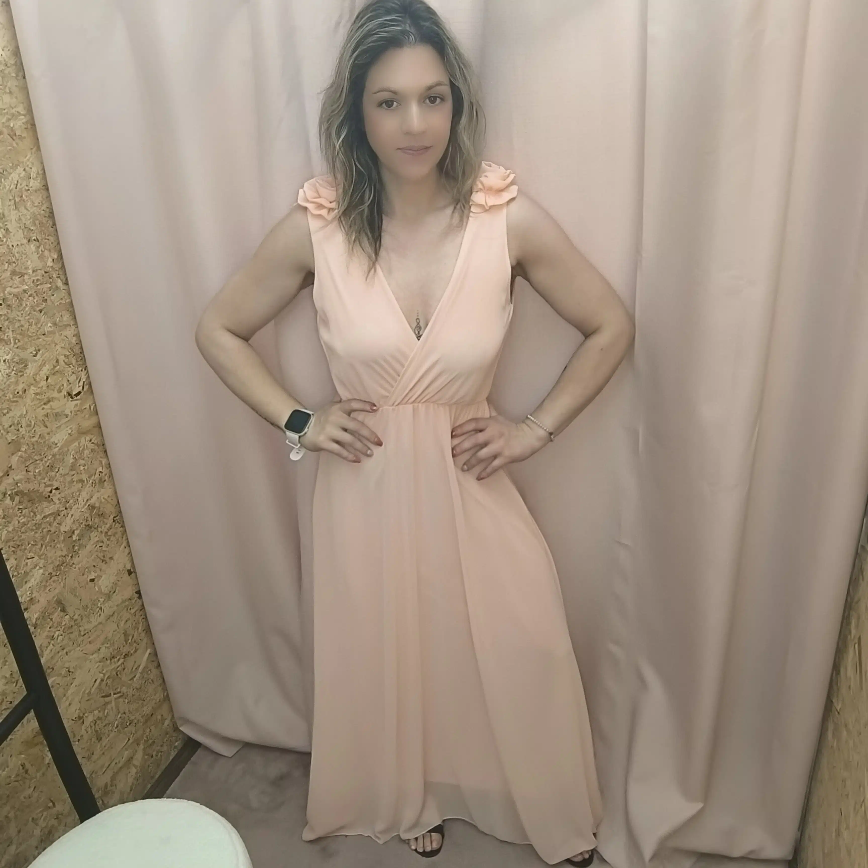 Robe Célébration Fleurie – Vestido Longo com Flor nos Ombros 1 Vestido longo Robe Célébration Fleurie com detalhe floral no ombro.