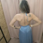 o Vestido Aura Plissada em azul e preto, com detalhe plissado e costas abertas