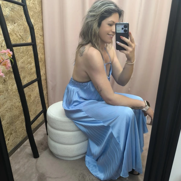 O Vestido Aura Plissada em azul e preto, com detalhe plissado e costas abertas