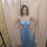 o Vestido Aura Plissada em azul e preto, com detalhe plissado e costas abertas