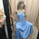 o Vestido Aura Plissada em azul e preto, com detalhe plissado e costas abertas