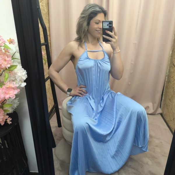 o Vestido Aura Plissada em azul e preto, com detalhe plissado e costas abertas