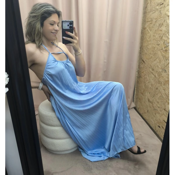 O Vestido Aura Plissada em azul e preto, com detalhe plissado e costas abertas