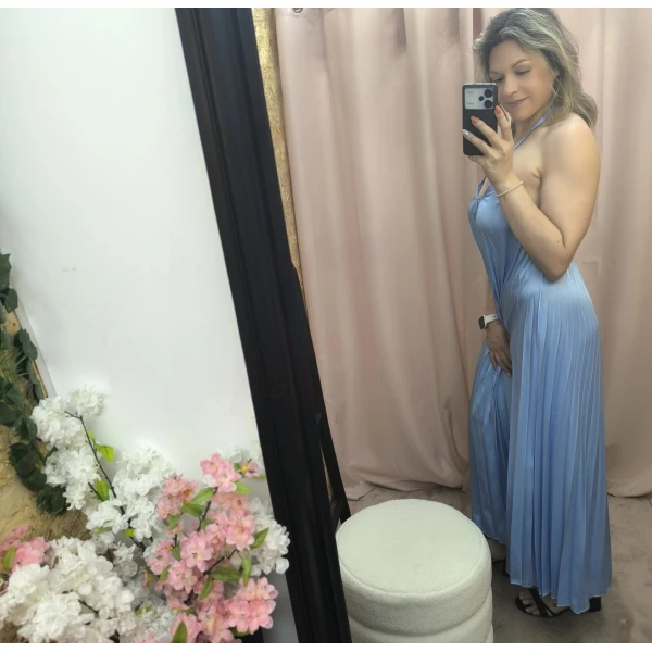 O Vestido Aura Plissada em azul e preto, com detalhe plissado e costas abertas