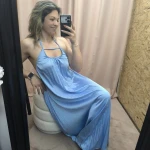 o Vestido Aura Plissada em azul e preto, com detalhe plissado e costas abertas