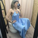 O Vestido Aura Plissada em azul e preto, com detalhe plissado e costas abertas