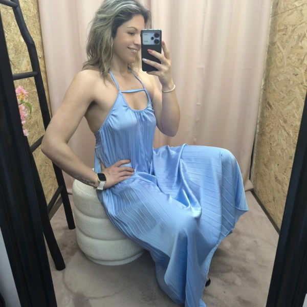 O Vestido Aura Plissada em azul e preto, com detalhe plissado e costas abertas