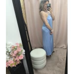 O Vestido Aura Plissada é um modelo plissado e elegante, disponível em azul céu e preto clássico. De tamanho único, adapta-se confortavelmente até XL. Destaque para o decote com alça única e costas abertas, ideal para ocasiões especiais ou para um visual sofisticado e leve.