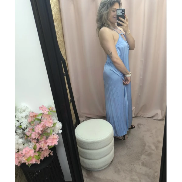 O Vestido Aura Plissada é um modelo plissado e elegante, disponível em azul céu e preto clássico. De tamanho único, adapta-se confortavelmente até XL. Destaque para o decote com alça única e costas abertas, ideal para ocasiões especiais ou para um visual sofisticado e leve.