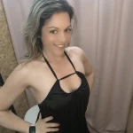 O Vestido Aura Plissada em azul e preto, com detalhe plissado e costas abertas