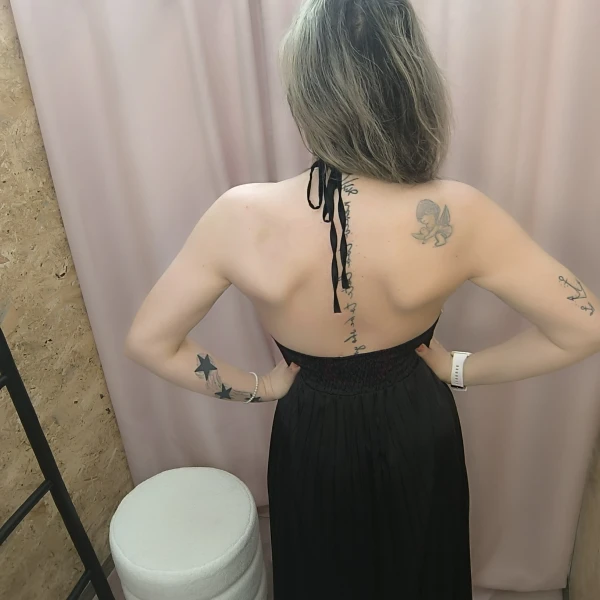 O Vestido Aura Plissada em azul e preto, com detalhe plissado e costas abertas