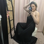 O Vestido Aura Plissada em azul e preto, com detalhe plissado e costas abertas.