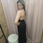 O Vestido Aura Plissada em azul e preto, com detalhe plissado e costas abertas