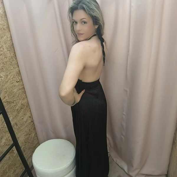 O Vestido Aura Plissada em azul e preto, com detalhe plissado e costas abertas