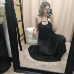 O Vestido Aura Plissada em azul e preto, com detalhe plissado e costas abertas