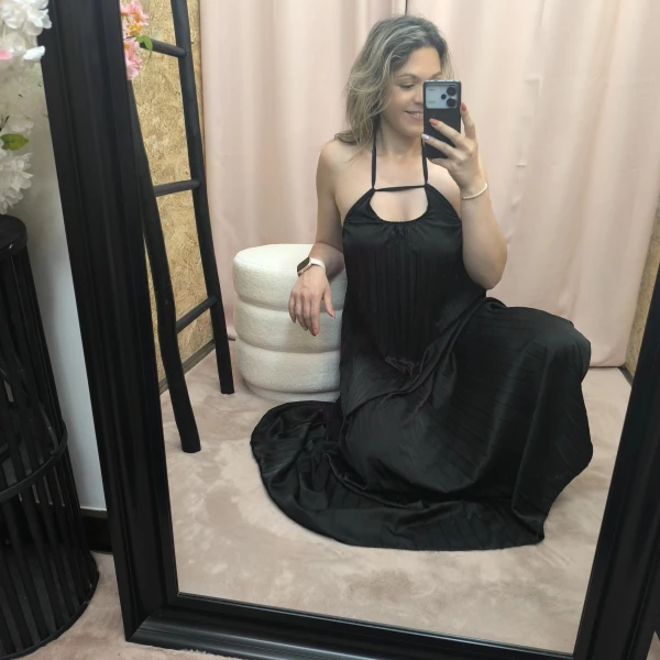 O Vestido Aura Plissada em azul e preto, com detalhe plissado e costas abertas
