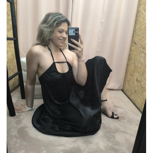 O Vestido Aura Plissada em azul e preto, com detalhe plissado e costas abertas