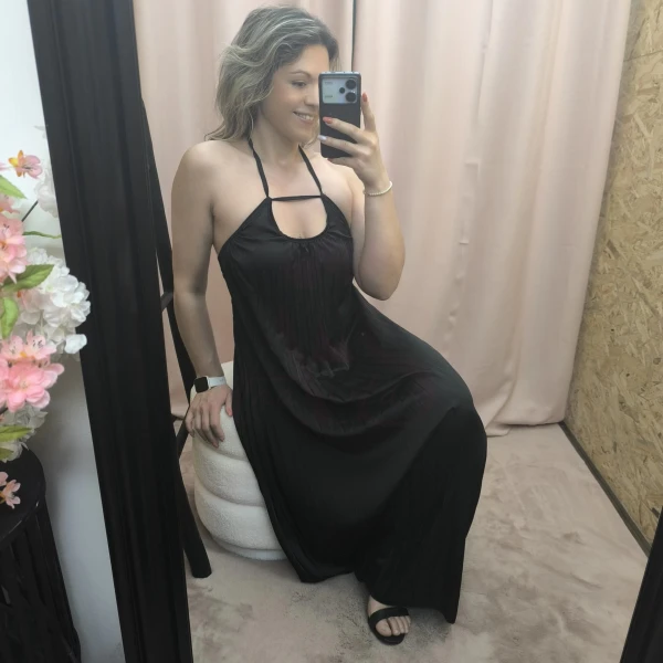 O Vestido Aura Plissada em azul e preto, com detalhe plissado e costas abertas