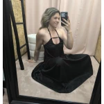 O Vestido Aura Plissada em azul e preto, com detalhe plissado e costas abertas