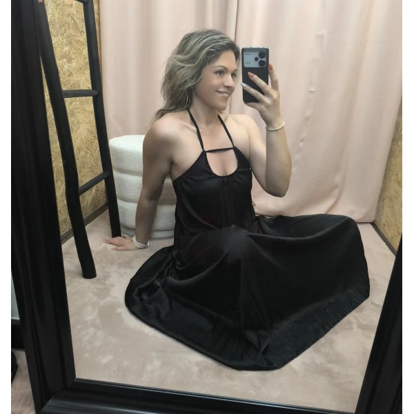 O Vestido Aura Plissada em azul e preto, com detalhe plissado e costas abertas