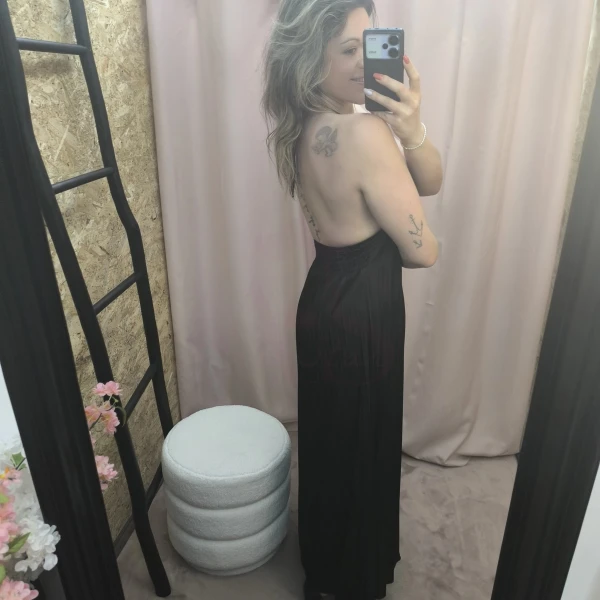 O Vestido Aura Plissada em azul e preto, com detalhe plissado e costas abertas