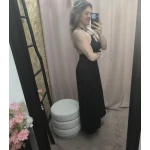 O Vestido Aura Plissada em azul e preto, com detalhe plissado e costas abertas
