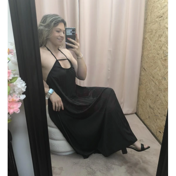 O Vestido Aura Plissada em azul e preto, com detalhe plissado e costas abertas