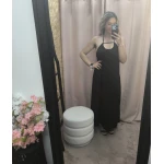 O Vestido Aura Plissada em azul e preto, com detalhe plissado e costas abertas