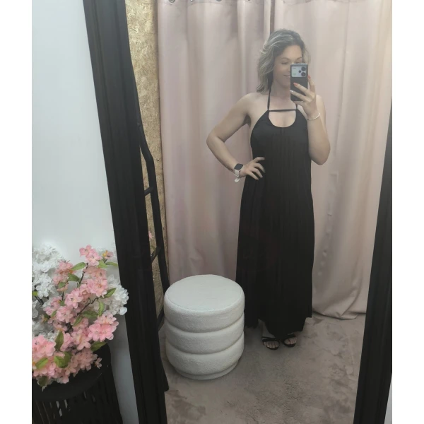 O Vestido Aura Plissada em azul e preto, com detalhe plissado e costas abertas
