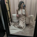 Robe Satiné Divine Évasion em cetim nude com corte fluido e costas abertas.