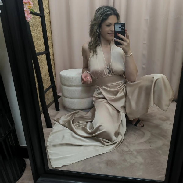 Robe Satiné Divine Évasion em cetim nude com corte fluido e costas abertas.