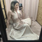Robe Satiné Divine Évasion em cetim nude com corte fluido e costas abertas.