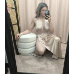 Robe Satiné Divine Évasion em cetim nude com corte fluido e costas abertas.