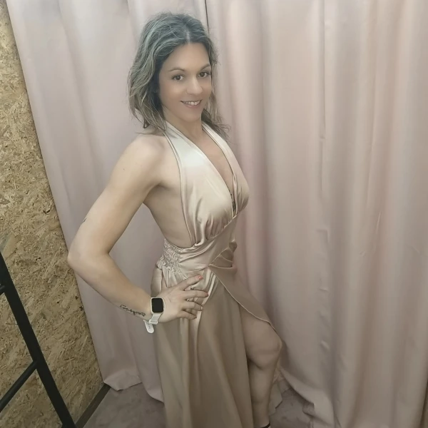 Robe Satiné Divine Évasion em cetim nude com corte fluido e costas abertas.