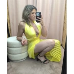 Vestido amarelo plissado com brilho, decote profundo e corte ousado