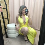 Vestido amarelo plissado com brilho, decote profundo e corte ousado