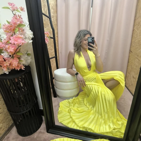 Vestido amarelo plissado com brilho, decote profundo e corte ousado