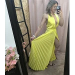 Vestido amarelo plissado com brilho, decote profundo e corte ousado