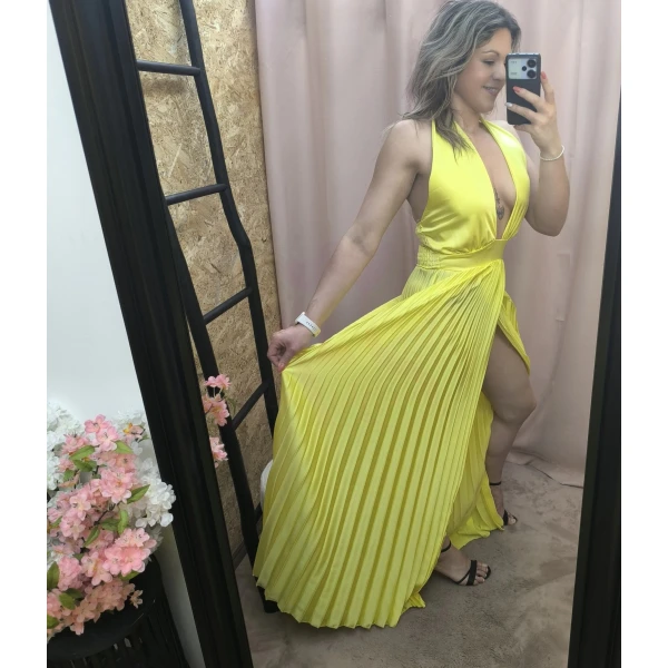 Vestido amarelo plissado com brilho, decote profundo e corte ousado