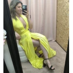 Vestido amarelo plissado com brilho, decote profundo e corte ousado
