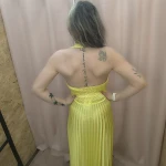 Vestido amarelo plissado com brilho, decote profundo e corte ousado