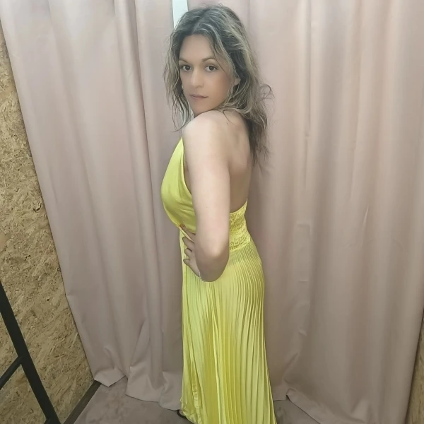 Vestido amarelo plissado com brilho, decote profundo e corte ousado