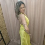 Vestido amarelo plissado com brilho, decote profundo e corte ousado