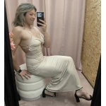 Vestido justo com push-up e alças cruzadas – Vestido Bella Fatal em bege e azul-bebé