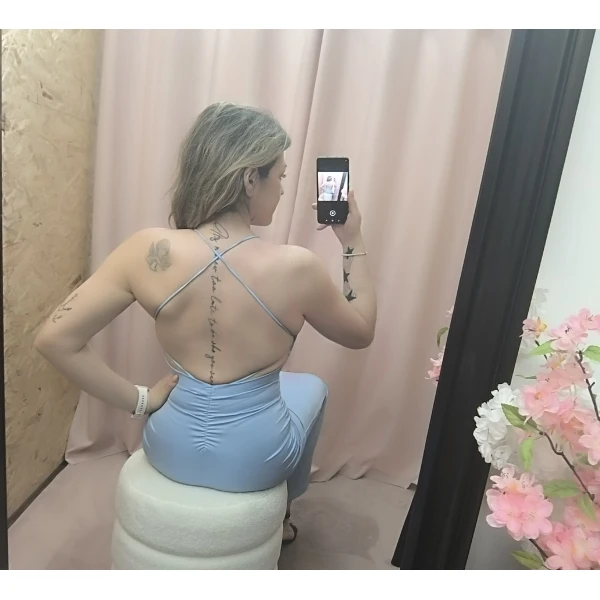 Vestido justo com push-up e alças cruzadas – Vestido Bella Fatal em bege e azul-bebé