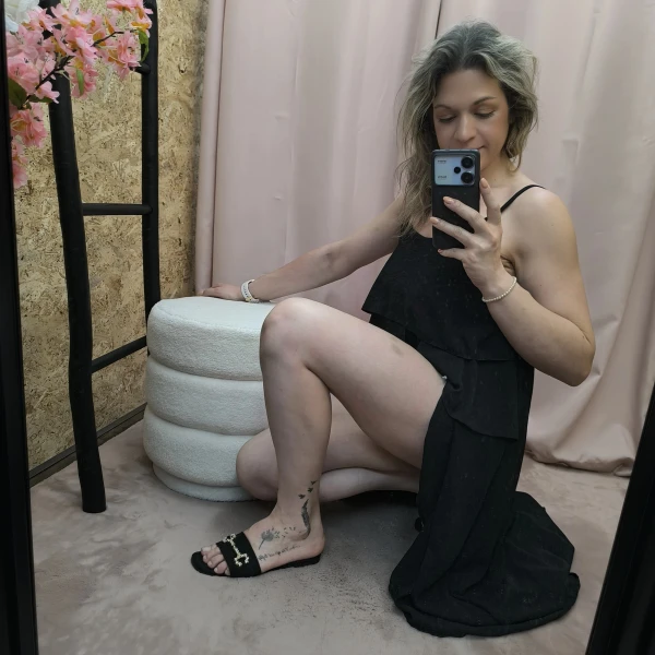 Mulher a usar o top fluide à volants em diferentes cores e posições.