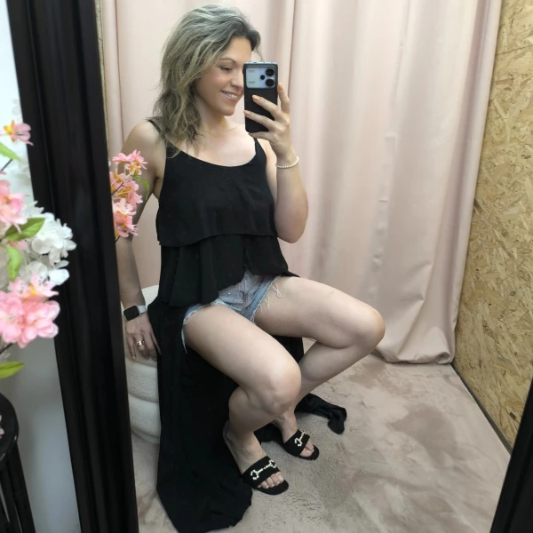 Mulher a usar o top fluide à volants em diferentes cores e posições