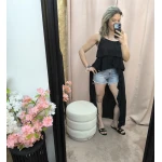 Mulher a usar o top fluide à volants em diferentes cores e posições.