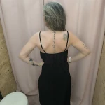 Mulher a usar o top fluide à volants em diferentes cores e posições.