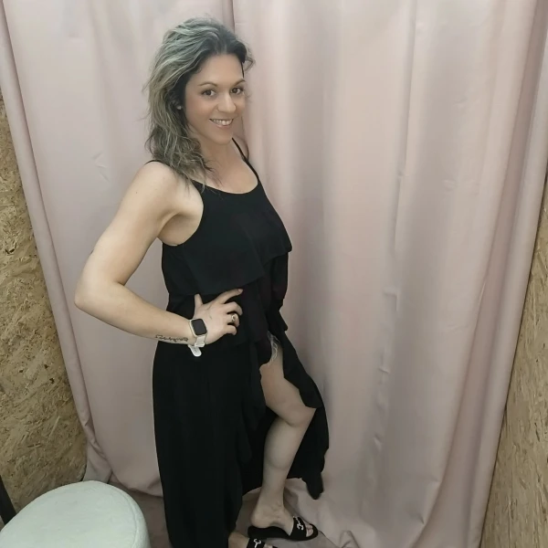 Mulher a usar o top fluide à volants em diferentes cores e posições.
